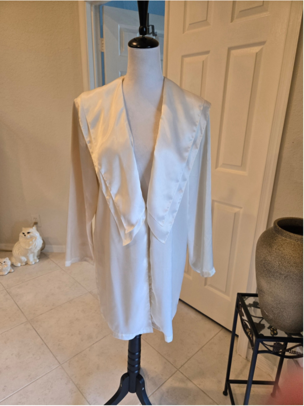 Vintage Laura Adams Ivory Satin Tiered Portrait Collar Lingerie Robe Jacket